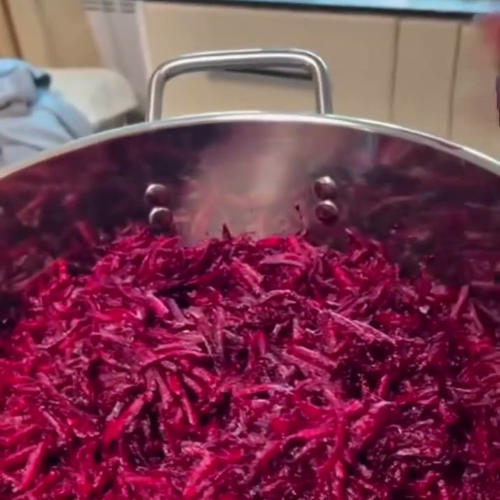 Тёртая свёкла в кастрюле